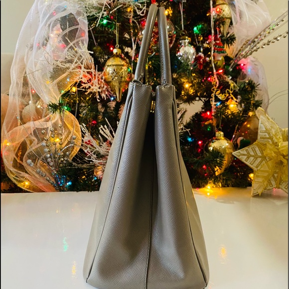 Sold ⚡️⚡️Authentic Prada Saffiano Lux  Tote Bag - Picture 13 of 16